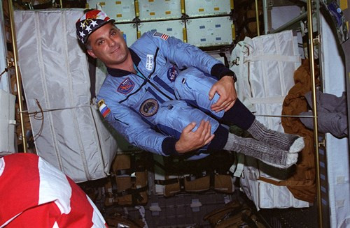 Ông Donald Trump cùng vợ đi bỏ phiếu ảnh 32