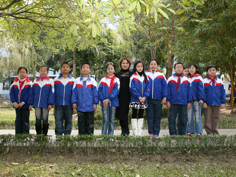 Cô giáo Hải (giữa), người từng cho con trai Bộ trưởng Bộ GD&ĐT Phạm Vũ Luận điểm 4