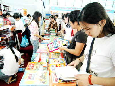 Thị trường sách truyền thống đối mặt thách thức sách điện tử. Ảnh: Hồng Vĩnh. Thị trường sách truyền thống đối mặt thách thức sách điện tử Ảnh: Hồng Vĩnh