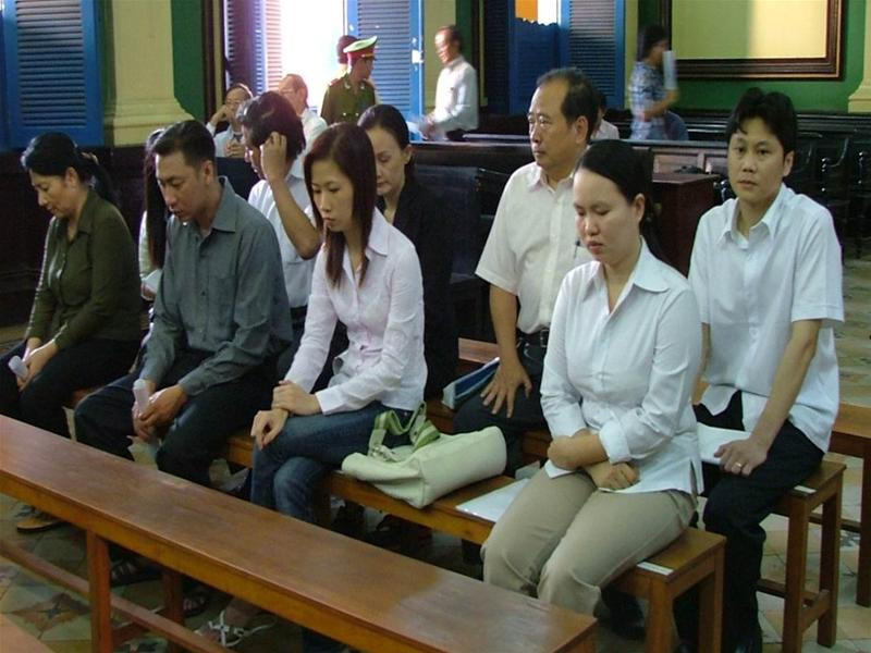 Nhóm bị cáo tại ngoại. Ảnh : Hữu Vinh Nhóm bị cáo tại ngoại. Ảnh : Hữu Vinh