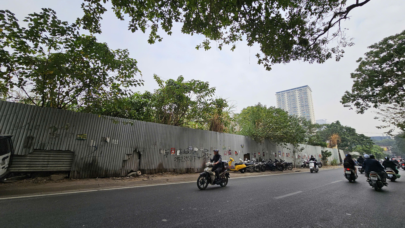 Theo ghi nhận của PV, khu đất tại 94 Lò Đúc có vị trí đắc địa 3 mặt tiền hiện vẫn quây tôn, bỏ hoang nhiều năm qua lãng phí.