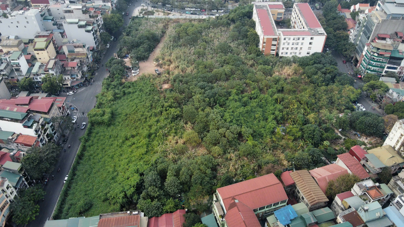 Theo Phó Chủ tịch UBND TP Hà Nội, ô đất này có nhiều thay đổi về phương án quy hoạch kiến trúc cũng như đã phát sinh những vướng mắc liên quan đến Công ty cổ phần Kinh doanh và xây dựng nhà - đơn vị hợp tác với Công ty cổ phần Cồn rượu Hà Nội triển khai dự án. Trước tình trạng đó, thành phố chỉ đạo tách khu đất hạ tầng xã hội để triển khai đầu tư công trước. Nhờ đó quận Hai Bà Trưng xây dựng được các trường học, vườn hoa, công viên, phần đất còn lại là các nhà cao tầng.