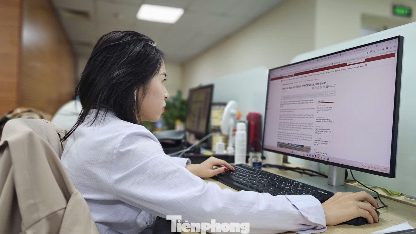 Công chức, viên chức có thể được nhận mức tiền thưởng hằng năm ngoài mức lương chi trả hàng tháng. Ảnh: Phan Thiên. Công chức, viên chức có thể được nhận mức tiền thưởng hằng năm ngoài mức lương chi trả hàng tháng. Ảnh: Phan Thiên.