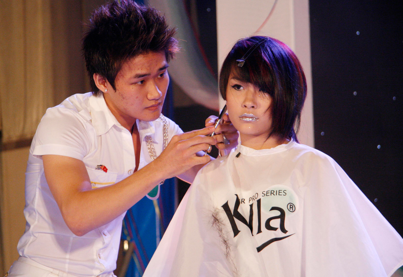 Một mẫu tóc hấp dẫn cuốn hút một sự tò mò gợi mở với chủ đề “ băy xa” đã đem lại giải nhất cho nhà thiết kế trẻ Nguyến Xuân Tú