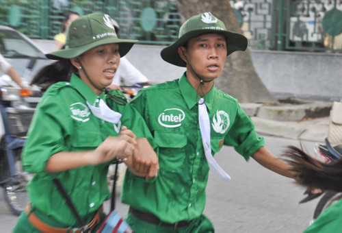 Nhiều khi, do thời gian gấp gáp, các tình nguyên viên phải chạy bộ cho kịp giờ