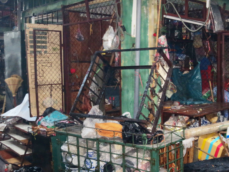 Nhiều gian hàng đã bị lửa thiêu rụi. Nhiều gian hàng đã bị lửa thiêu rụi