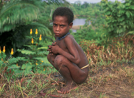 Cậu bé Wawa, 6 tuổi, bị các thành viên gia tộc mình kết tội là một Khakhua. Cậu bé Wawa, 6 tuổi, bị các thành viên gia tộc mình kết tội là một Khakhua