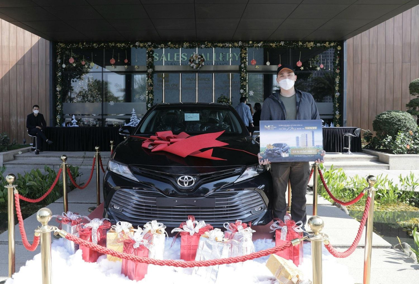 Niềm vui “nhân đôi” với chủ nhân giải Đặc biệt bên chiếc xe ô tô Camry.