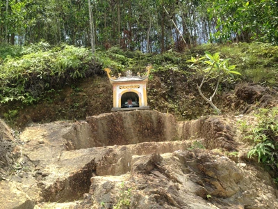 Miếu nhỏ hiu quạnh bên núi mà Cụm quản lý thủy nông Hiệp Hòa dựng lên để thắp hương 98 thanh niên đã hy sinh khi xây dựng cống Hiệp Hòa