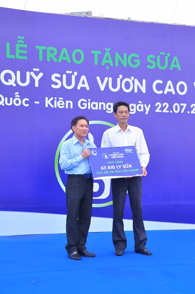 Ông Trần Hữu Phương – Giám Đốc Chi nhánh Cần Thơ đại diện Vinamilk trao biểu tượng tặng 67.410 ly sữa của “Quỹ sữa Vươn cao Việt Nam” cho đại diện tỉnh Kiên Giang. Ông Trần Hữu Phương – Giám Đốc Chi nhánh Cần Thơ đại diện Vinamilk trao biểu tượng tặng 67.410 ly sữa của “Quỹ sữa Vươn cao Việt Nam” cho đại diện tỉnh Kiên Giang
