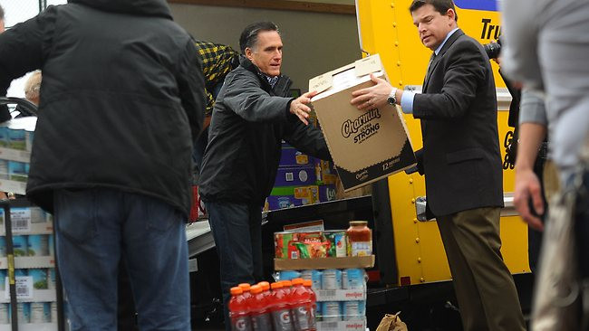 Ứng viên Đảng Cộng Hòa Mitt Romney kêu gọi ủng hộ nhu yếu phẩm cho người dân bị ảnh hưởng do bão Sandy. Ảnh chụp tại Kettering, bang Ohio . Ứng viên Đảng Cộng Hòa Mitt Romney kêu gọi ủng hộ nhu yếu phẩm cho người dân bị ảnh hưởng do bão Sandy. Ảnh chụp tại Kettering, bang Ohio