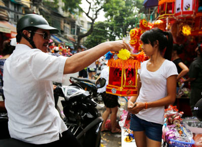 Đèn kéo quân cũng được người lớn quan tâm. Đèn kéo quân cũng được người lớn quan tâm