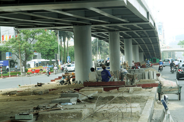 Còn phần gầm cầu và nền đường đang được khẩn trương thi công
