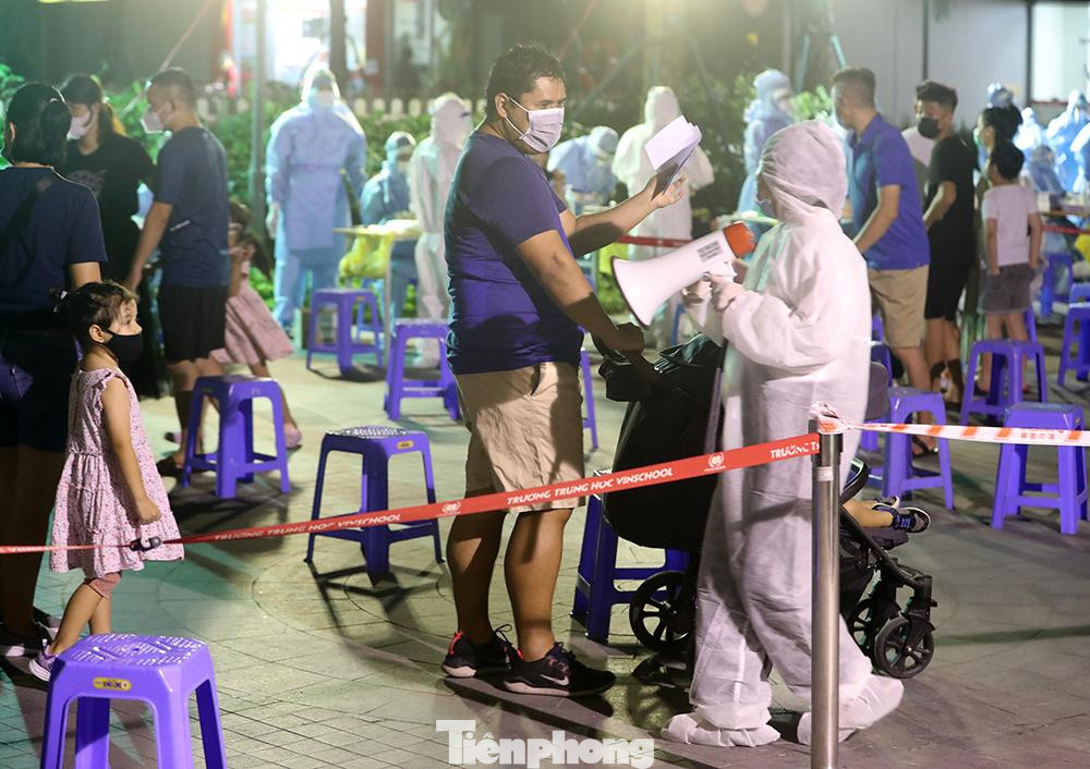 Một gia đình người nước ngoài lấy mẫu xét nghiệm