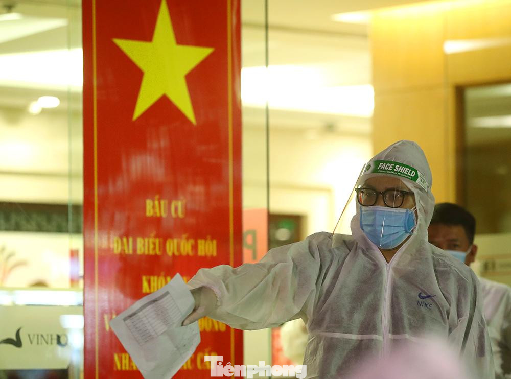 Trước đó, vào chiều 23/5, Trung tâm Kiểm soát bệnh tật (CDC) TP Hà Nội thông báo về 2 ca dương tính mới là 2 mẹ con quốc tịch Ấn Độ, sống tại tòa nhà Park 9, Khu đô thị Times City, phường Mai Động, quận Hoàng Mai.