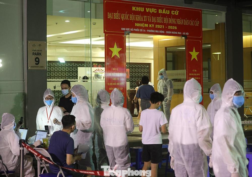 Trong công văn được ban hành vào ngày 24/5 vừa qua, Chủ tịch UBND TP Hà Nội Chu Ngọc Anh đã đề nghị Tập đoàn Vingroup, Tập đoàn T&amp;T và các tổ chức, doanh nghiệp chủ động, kịp thời tổ chức xét nghiệm SARS-CoV-2 cho người lao động, cư dân trong khu vực trụ sở và các dự án do doanh nghiệp đầu tư, quản lý trên địa bàn thành phố để đảm bảo kịp thời hiệu quả công tác phòng, chống dịch.