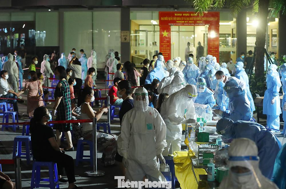 Lấy mẫu xét nghiệm cho toàn bộ cư dân toà Park 9.