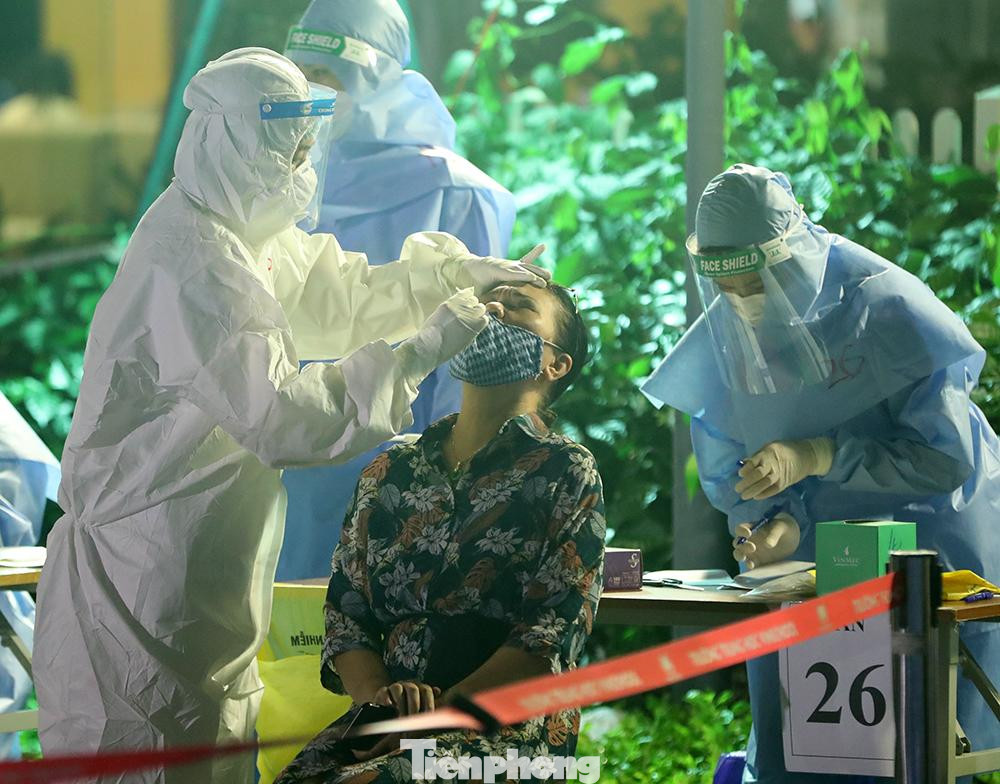 Hai mẹ con nhập cảnh từ Ấn Độ về Việt Nam ngày 24/4, được cách ly tập trung 21 ngày tại TP Hải Phòng đến ngày 15/5, sau đó về cách ly tại nhà ở địa chỉ Park 9, Times City, Hà Nội.