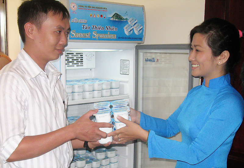 Tiếp thị sữa chua Sanest Spirulina