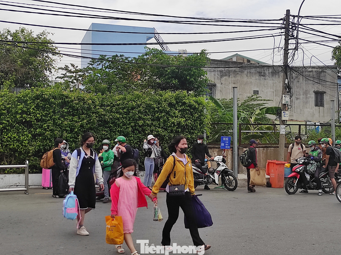 Đến chiều 29/1, giao thông đi lại khu vực bến xe Miền Tây khá thông thoáng. Trong ảnh: Tại khu vực cổng bến xe Miền Tây, hành khách đón xe ôm, taxi, xe công nghệ về nhà .