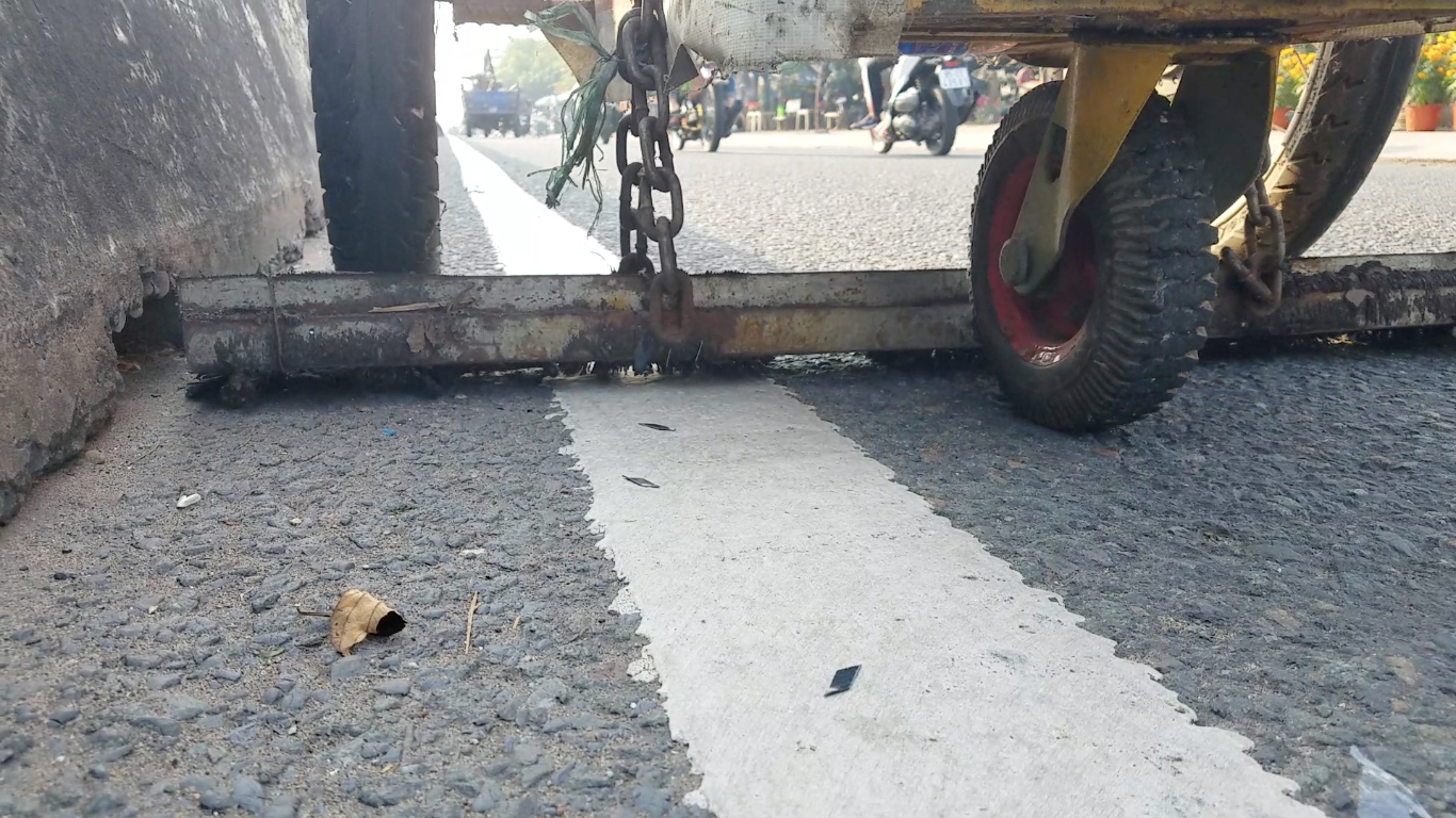 Lực lượng chức năng tiến hành rà hút đinh trên tuyến Quốc lộ 1.