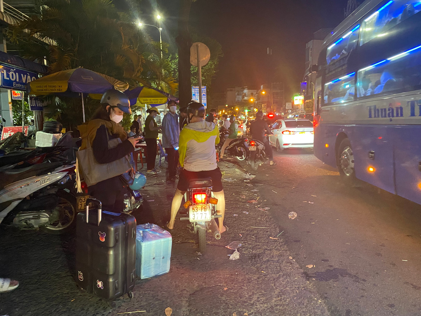 Nhiều người lỉnh kỉnh đồ đạc, hành lý quay trở lại TPHCM sau kỳ nghỉ Tết Nguyên đán.