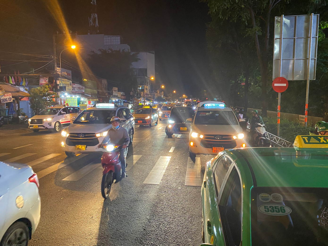 Tại khu vực đường Đinh Bộ Lĩnh (đoạn qua cổng bến xe Miền Đông), một số thời điểm xảy ra tình trạng ùn ứ vì lượng người và phương tiện đổ về TPHCM quá đông.