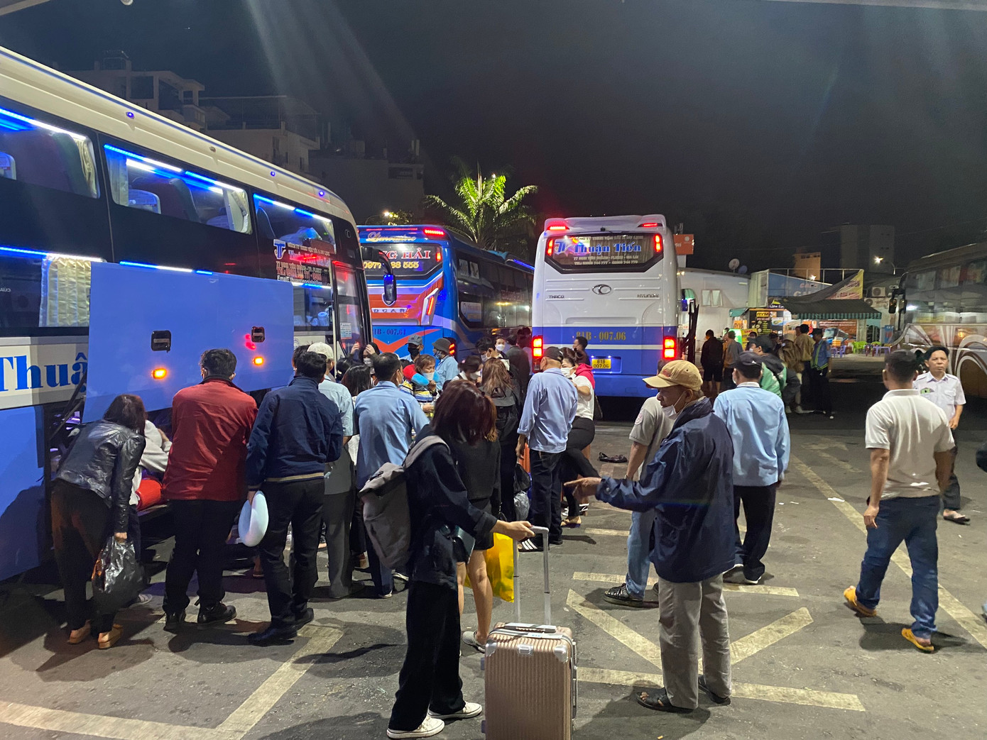 Theo ghi nhận của PV tại bến xe Miền Đông (quận Bình Thạnh) lúc 4h sáng 27/1, xe khách từ các tỉnh Tây Nguyên như: Gia Lai, Kon Tum, Đắk Lắk… liên tục vào bến.