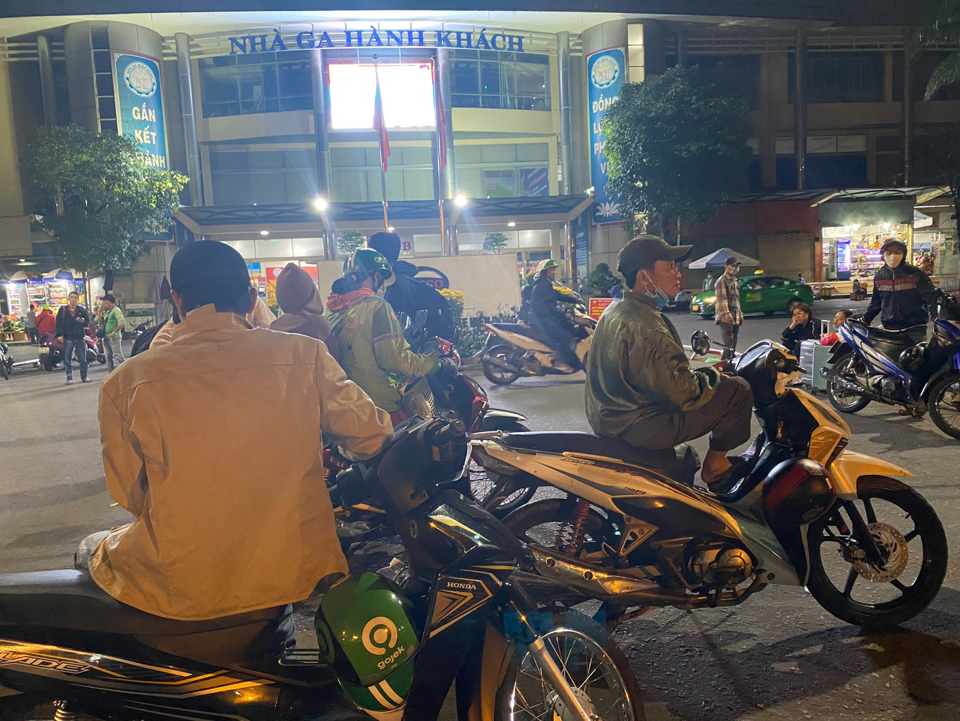 Các tài xế xe ôm và xe công nghệ tại bến xe Miền Đông từ rạng sáng mùng 5 Tết đã bắt đầu nhộn nhịp đón khách.