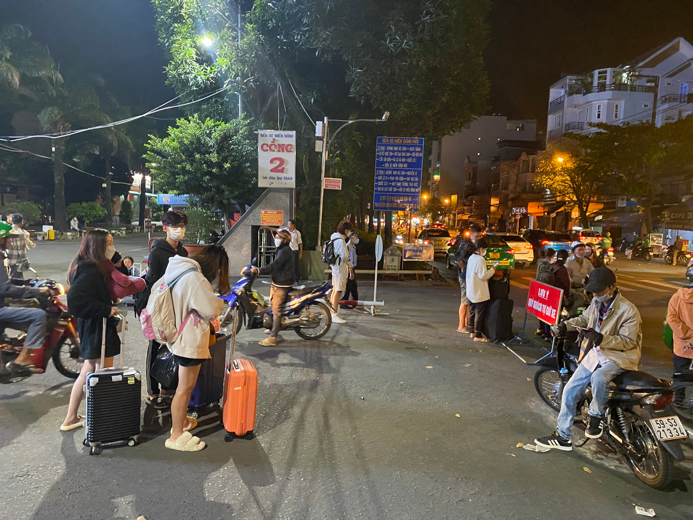 Hành khách ở cổng 2 bến xe Miền Đông (quận Bình Thạnh) chờ đón xe ôm, xe taxi về nhà.