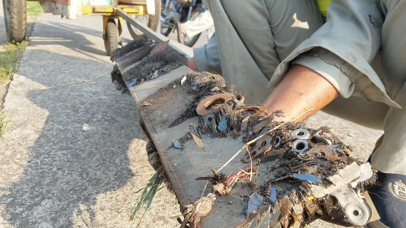 Chỉ trong một lượt di chuyển, lực lượng phối hợp đã thu giữ được rất nhiều đinh và vật nhọn trên đường.