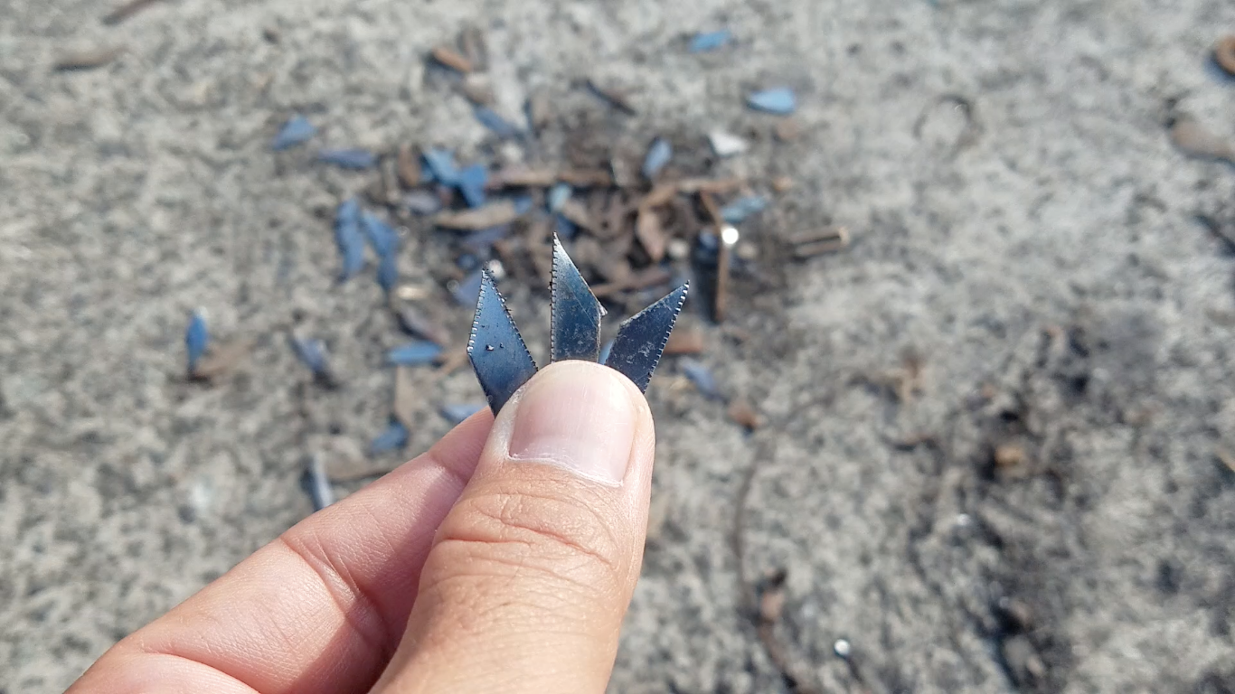 Nhiều mảnh đinh hình thoi, sắt nhọn được thu gom.