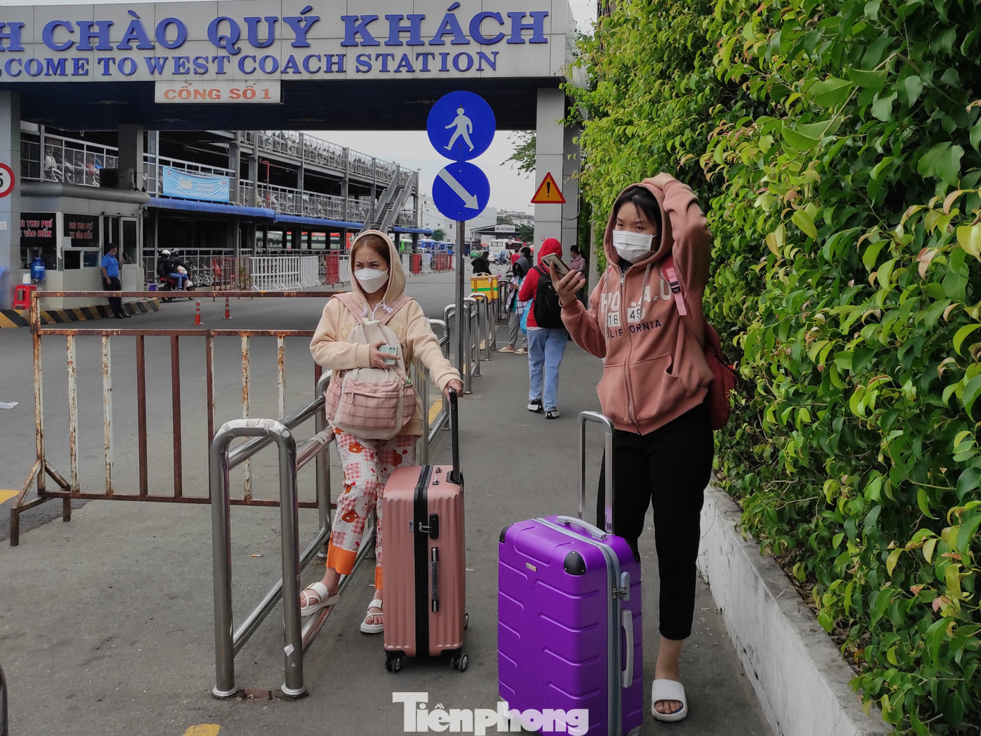 Trong khi đó ở bến xe Miền Tây (quận Bình Tân), nhiều chuyến xe từ các tỉnh, thành miền Tây Nam Bộ liên tục vào bến trả khách trong ngày 29/1.