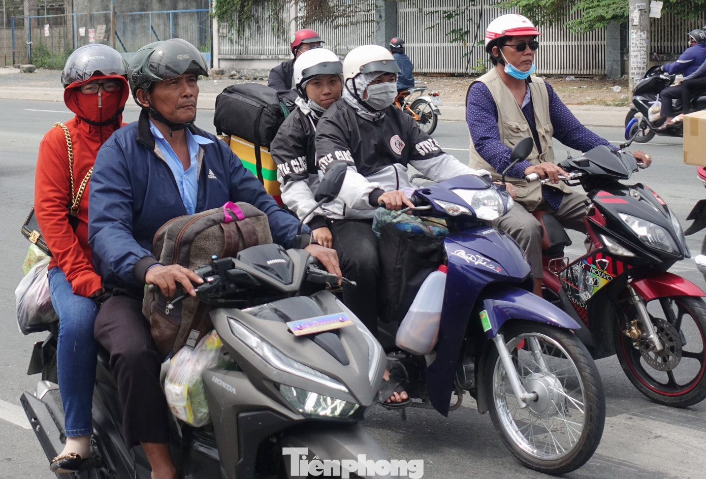 Dù số lượng xe máy quay lại thành phố rất đông nhưng cửa ngõ phía Tây TPHCM trên Quốc lộ 1A vẫn khá thông thoáng.