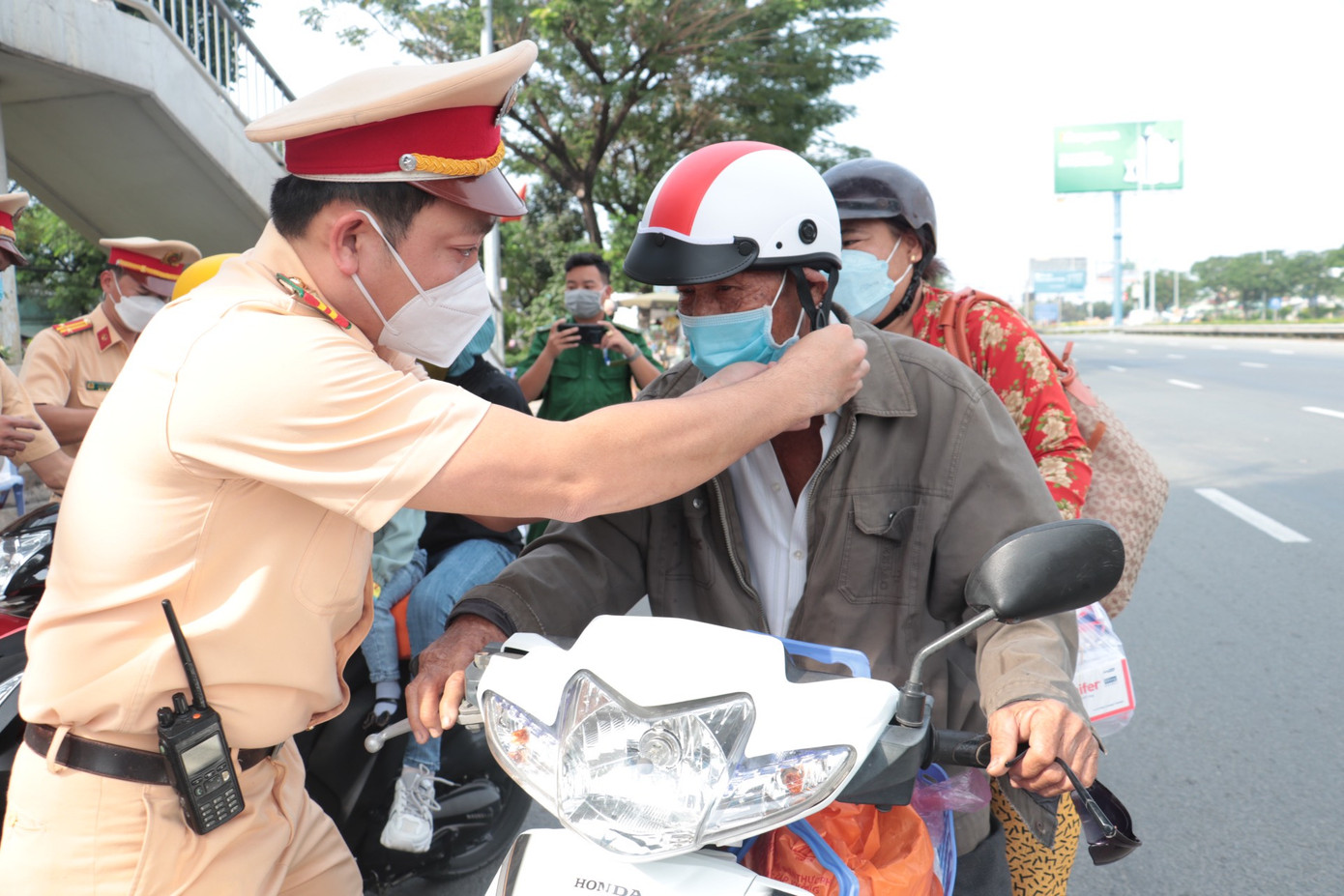 Tại điểm dừng chân, khi phát hiện các trường hợp người dân đội mũ bảo hiểm không đạt chuẩn, không đúng quy định, cán bộ chiến sĩ Đội CSGT An Lạc đã tặng người dân những chiếc mũ bảo hiểm mới đạt chuẩn để tham gia giao thông an toàn. Ảnh:PC08