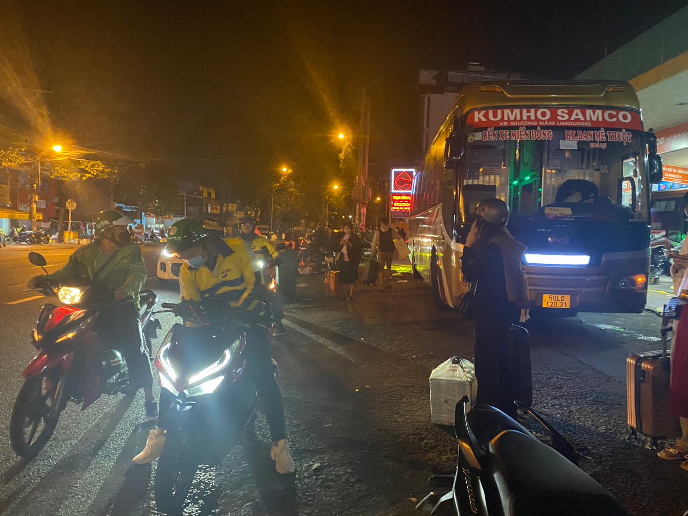 Tài xế xe công nghệ chờ đón khách ở khu vực phía bên ngoài bến xe Miền Đông.