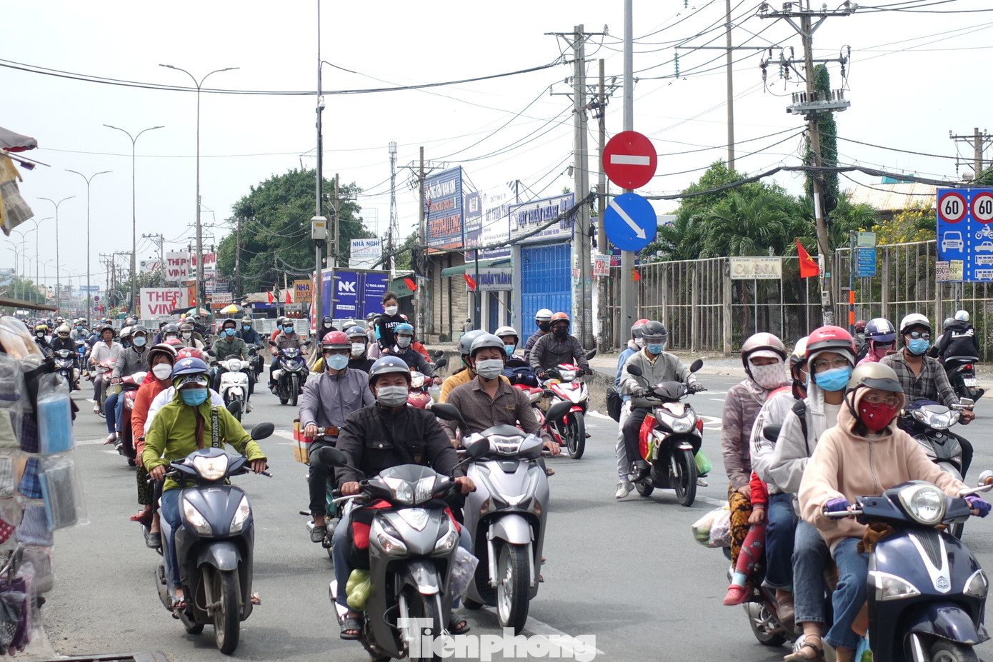 Ngày 29/1 (mùng 8 tháng Giêng), người dân từ các tỉnh miền Tây Nam Bộ di chuyển bằng xe máy nườm nượp trở về TPHCM học tập, làm việc sau kỳ nghỉ Tết Quý Mão 2023.