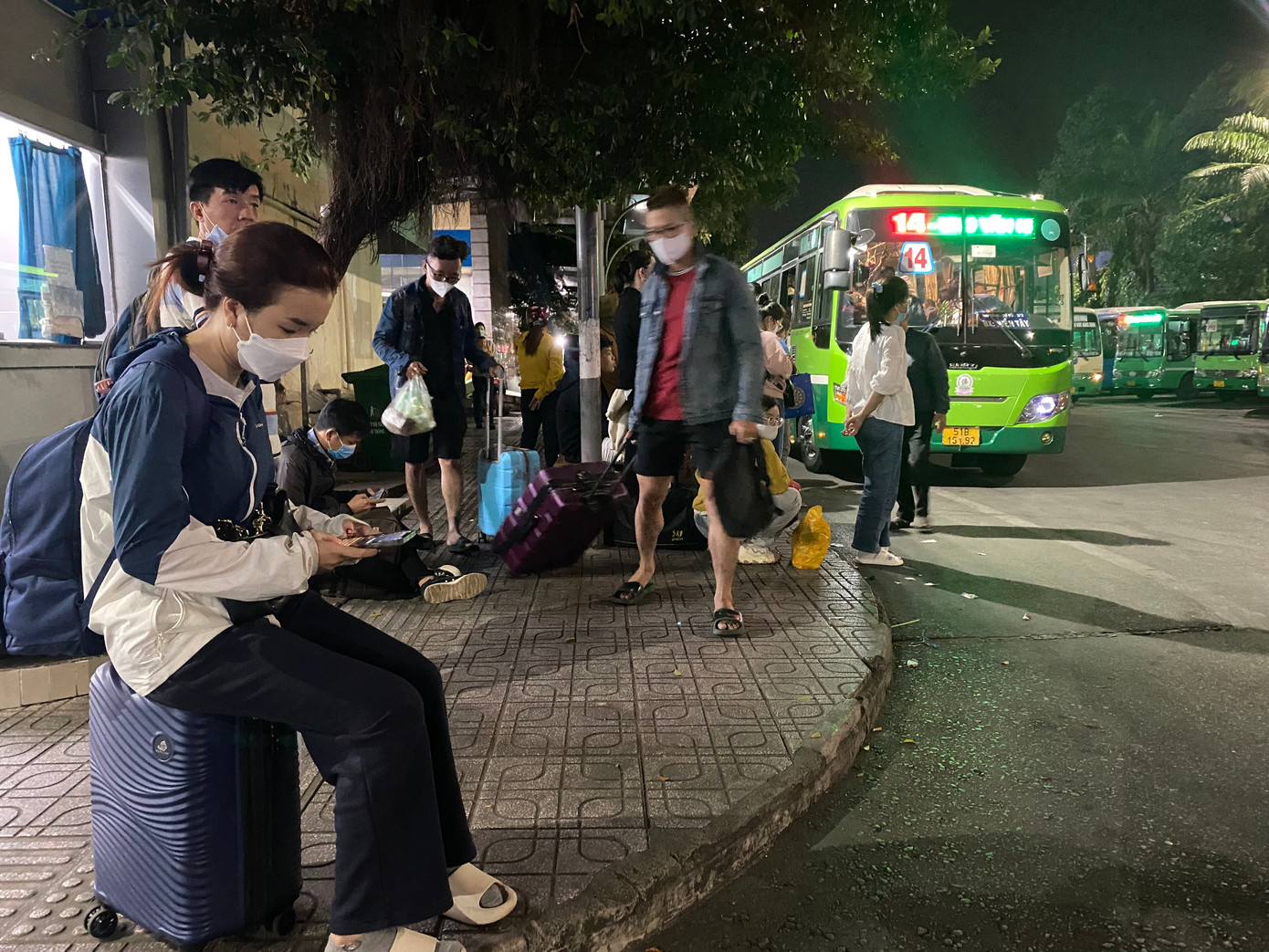 Ngoài ra, tại các cổng bến xe, rất đông hành khách mang hành lý ngồi chờ xe buýt hoặc đón xe ôm, taxi về nhà.