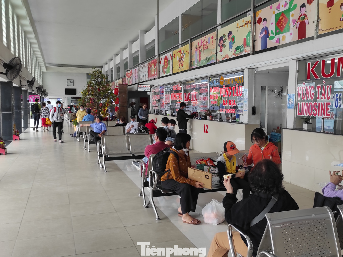 Trong ngày hôm qua 28/1 (mùng 7 tháng Giêng), bến xe Miền Tây có 1.687 xe xuất bến với khoảng 21.000 lượt khách.