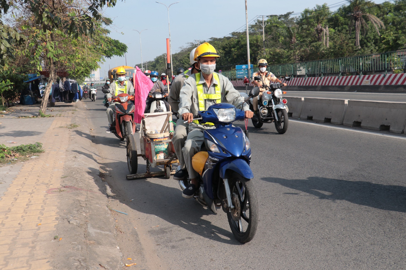 Theo đại diện PC08 Công an TPHCM, trong những ngày trước, trong và sau Tết, hoạt động phối hợp giữa Đội CSGT An Lạc và các đơn vị duy tu trên đường để hút đinh, vật nhọn sẽ được thực hiện thường xuyên và liên tục nhằm phòng tránh các nguy cơ tai nạn giao thông do các đối tượng xấu cố tình rải đinh, vật sắc nhọn trên đường. Ảnh:PC08