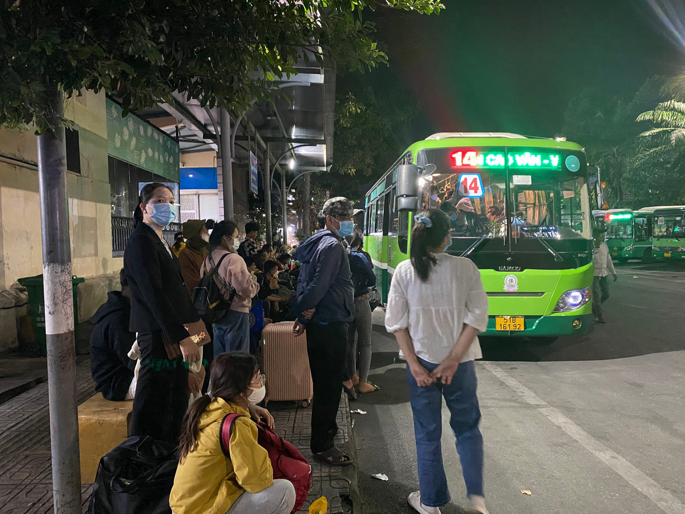 Mặc dù mệt mỏi nhưng người dân vẫn chọn đi chuyến xe đến TPHCM vào rạng sáng để tránh ùn ứ và dễ đón xe.