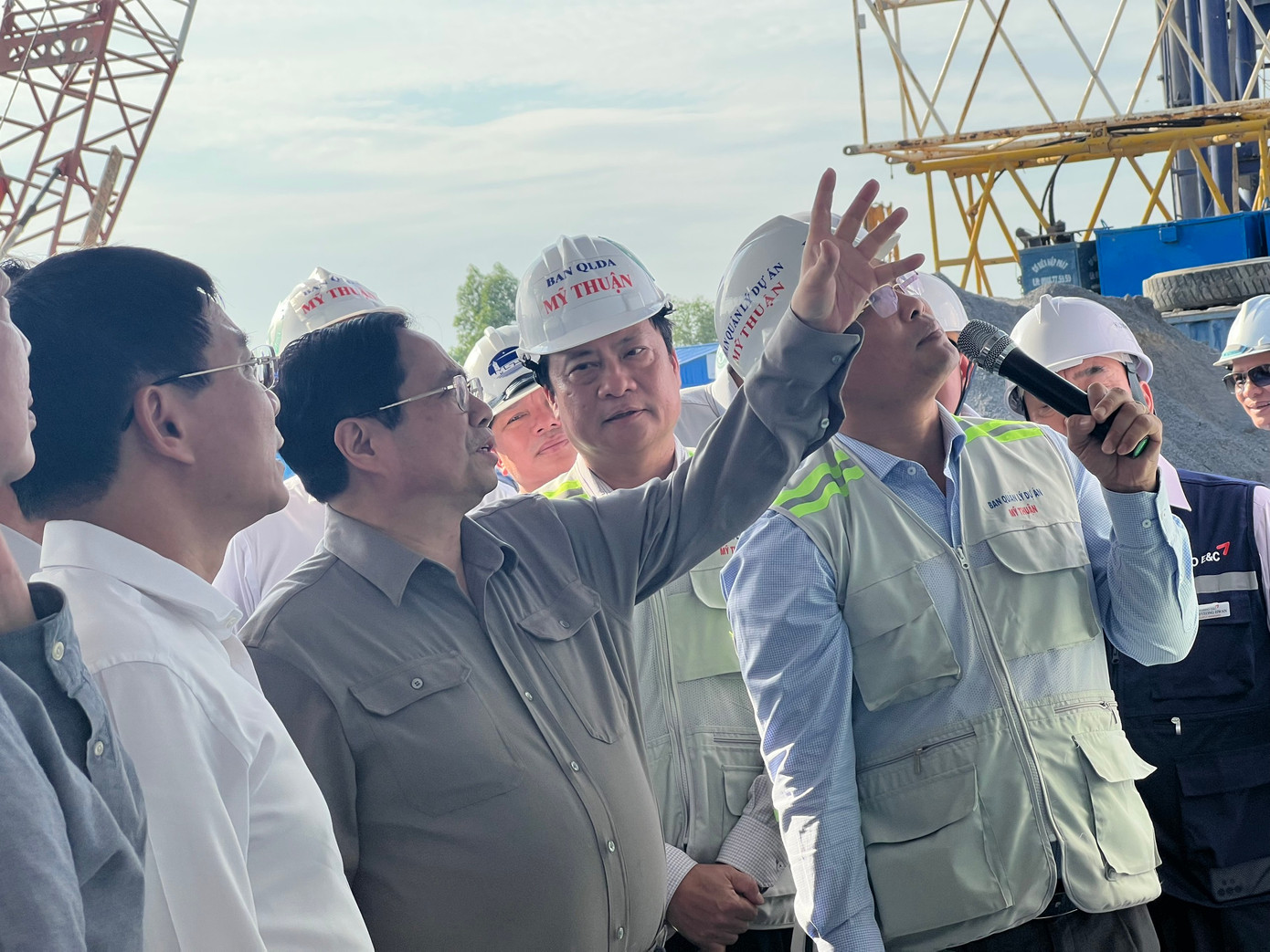 Thủ tướng Phạm Minh Chính kiểm tra công tác thi công dự án thành phần 1A đoạn Tân Vạn - Nhơn Trạch (giai đoạn 1) thuộc đường Vành đai 3 TPHCM. Thủ tướng Phạm Minh Chính kiểm tra công tác thi công dự án thành phần 1A đoạn Tân Vạn - Nhơn Trạch (giai đoạn 1) thuộc đường Vành đai 3 TPHCM.