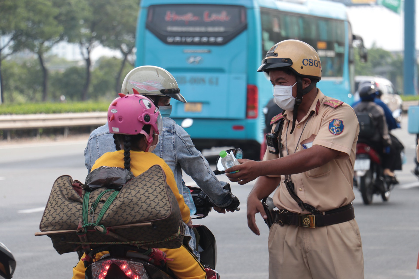 Trước đó, chiều 19/1 (28 Tết), Đội CSGT An Lạc đã thực hiện chương trình “Đồng hành cùng người dân trên cung đường về quê đón Tết”. Các cán bộ chiến sĩ CSGT tiếp sức cho người dân bằng nước uống và khăn lạnh miễn phí.