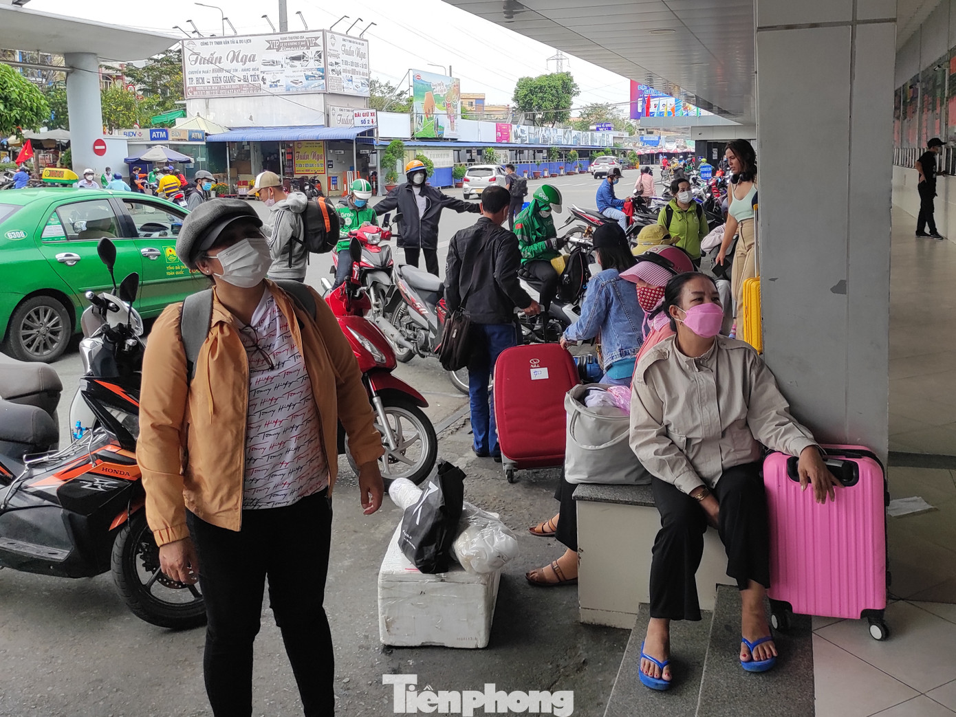 Đại diện bến xe Miền Tây cho biết, lượng hành khách ngày mùng 7 thấp hơn mùng 6 tháng Giêng. Do đó, theo dự báo, hôm nay 29/1 (mùng 8 Tết), lượng khách sẽ không cao.