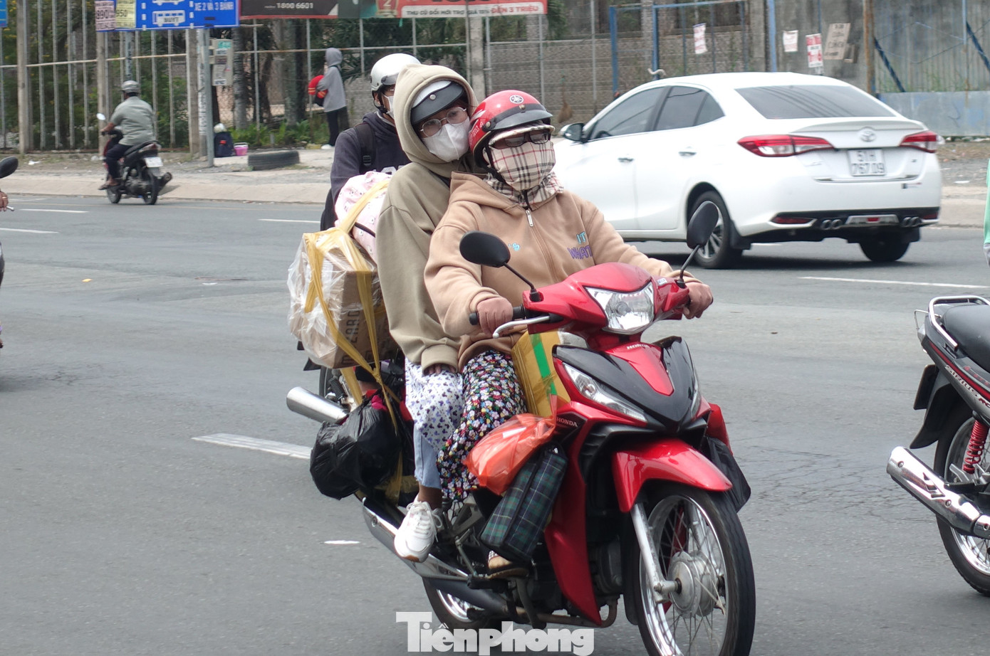 Chị Nguyễn Thanh Trúc (quê Trà Vinh) cho biết: “Công ty của tôi cho nghỉ Tết từ ngày 23 tháng Chạp và đi làm trở lại vào ngày mùng 9 Tết tức là ngày mai. Hôm nay, tôi quay trở lại thành phố để chuẩn bị cho ngày làm việc đầu năm”.