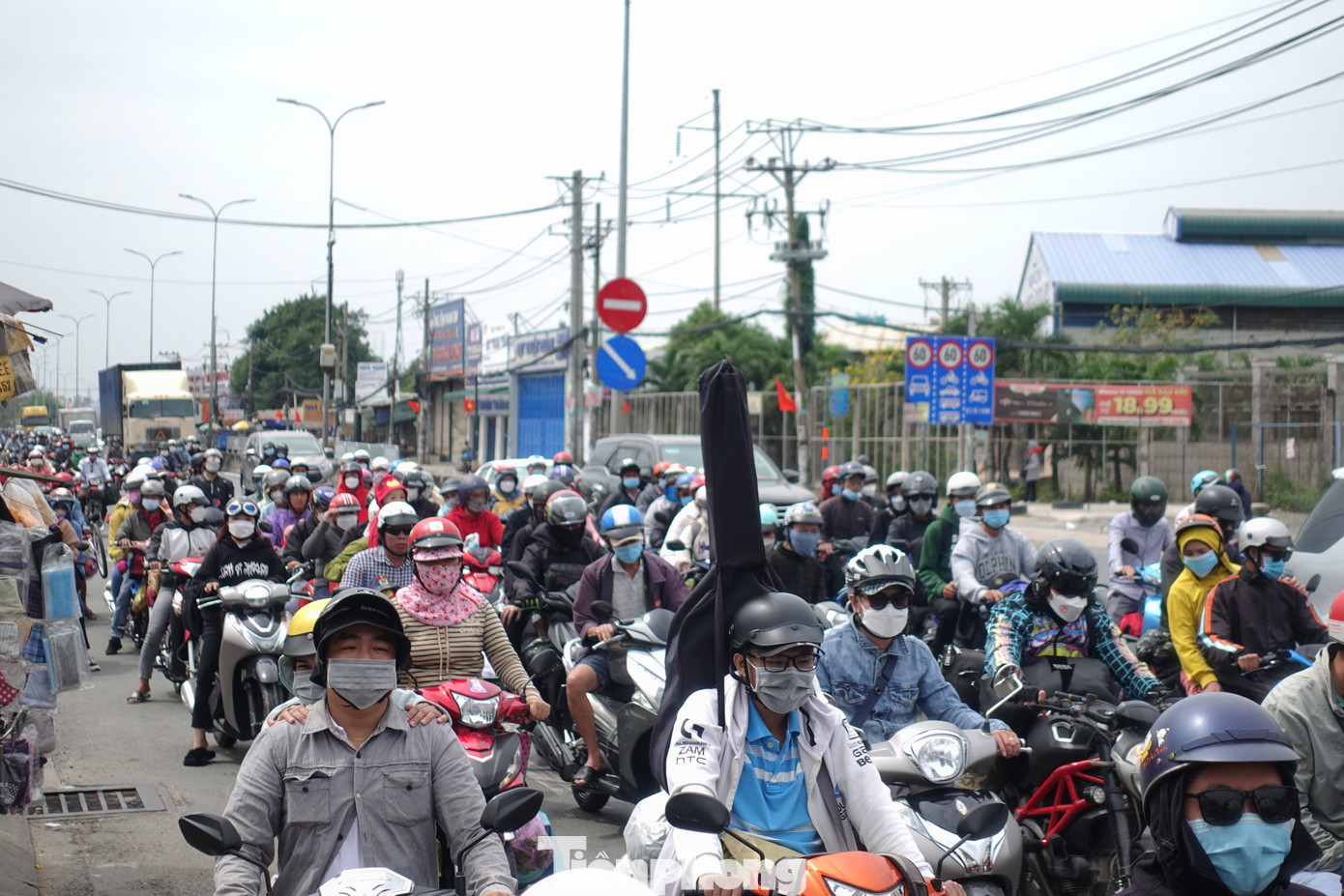 Trên tuyến Quốc lộ 1A (hướng từ các tỉnh miền Tây đi TPHCM), phương tiện đông đúc ở một số nút giao thông.
