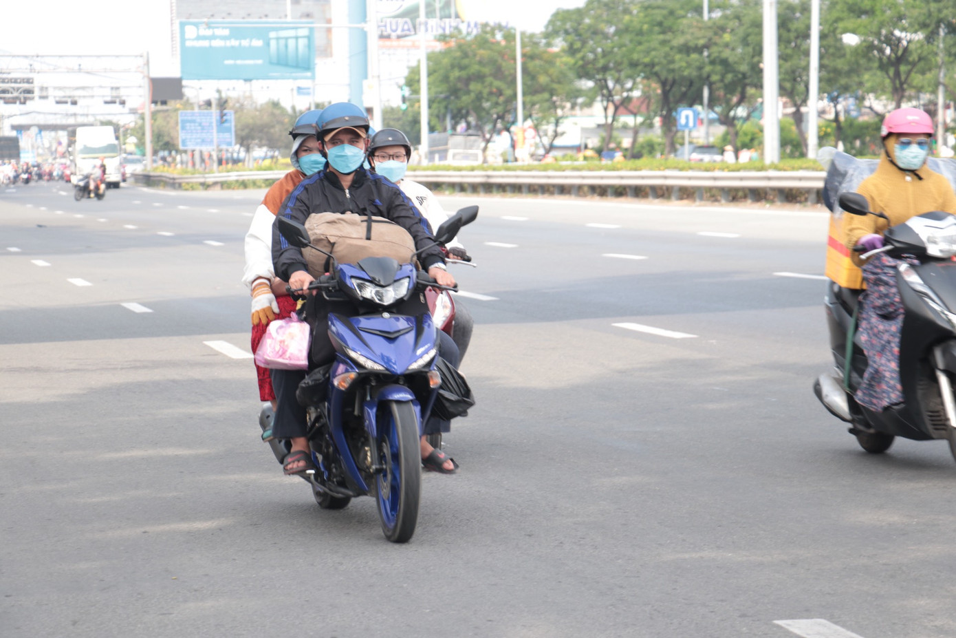 Theo phản ánh của người dân, những ngày qua, Quốc lộ 1 (đoạn qua địa bàn quận Bình Tân, TPHCM) xuất hiện tình trạng nhiều vật sắt nhọn, đinh hình thoi,… nằm rải rác ở mặt đường trên làn xe máy.