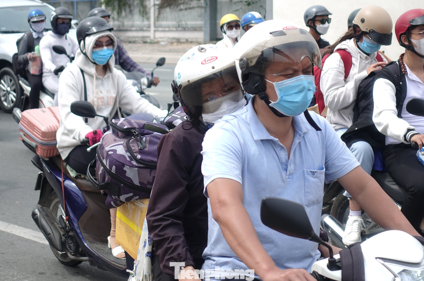 Thời tiết nắng nóng trên suốt hành trình dài cả trăm cây số khiến nhiều người mệt mỏi.