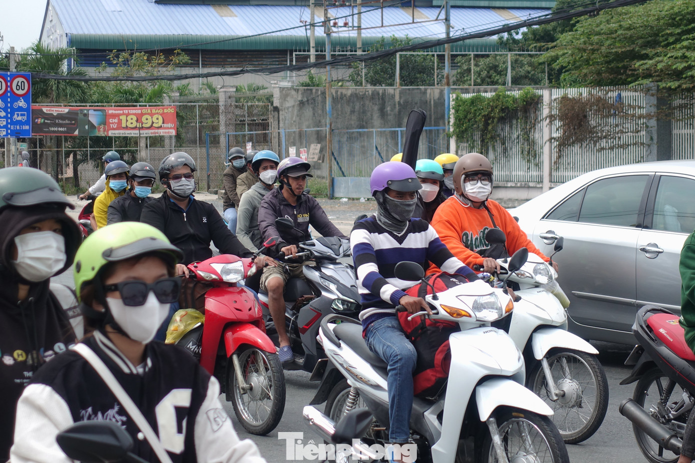 Tại khu vực cửa ngõ phía Tây TPHCM, lưu lượng phương tiện bắt đầu tăng nhanh từ đầu giờ chiều 29/1.