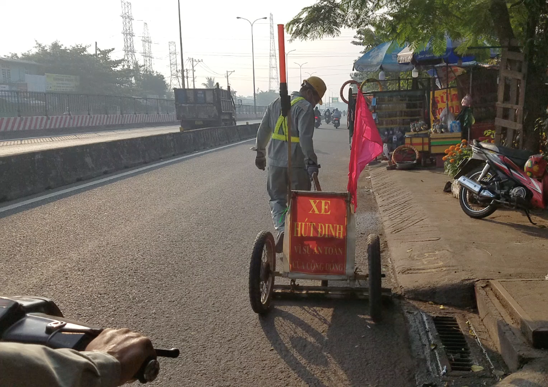 Những mảnh đinh, vật sắt nhọn này đã ra gây không ít vụ hỏng lốp xe, thậm chí tai nạn cho người đi đường.